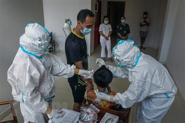 Nhân viên y tế lấy mẫu xét nghiệm COVID-19  cho người dân tại Kuta (Bali, Indonesia).