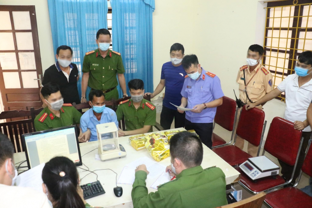 Phòng Cảnh sát giao thông Công an tỉnh phối hợp các lực lượng chức năng bắt giữ 1 đối tượng vận chuyển 5 kg ma tuý - Ảnh: An Hằng