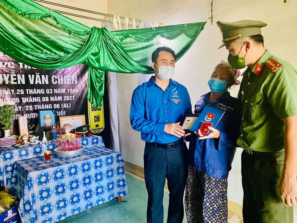 Đại diện Tỉnh đoàn Nghệ An và Đoàn Thanh niên Công an tỉnh trao Huy hiệu “Tuổi trẻ dũng cảm” cho thân nhân Trung uý Nguyễn Văn Chiến 