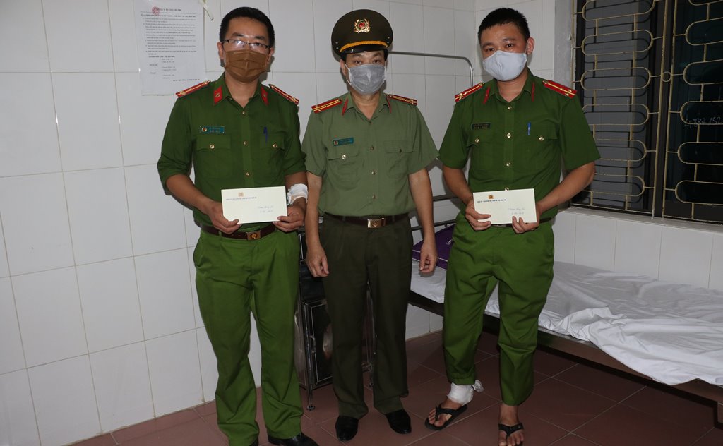 Thăm hỏi động viên 02 cán bộ chiễn sỹ bị thương khi vây bắt tội phạm ma túy