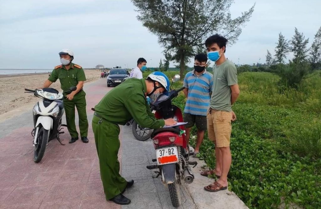 Công an các đơn vị, địa phương phối hợp với các lực lượng chức năng xử lý các trường hợp vi phạm quy định phòng chống dịch