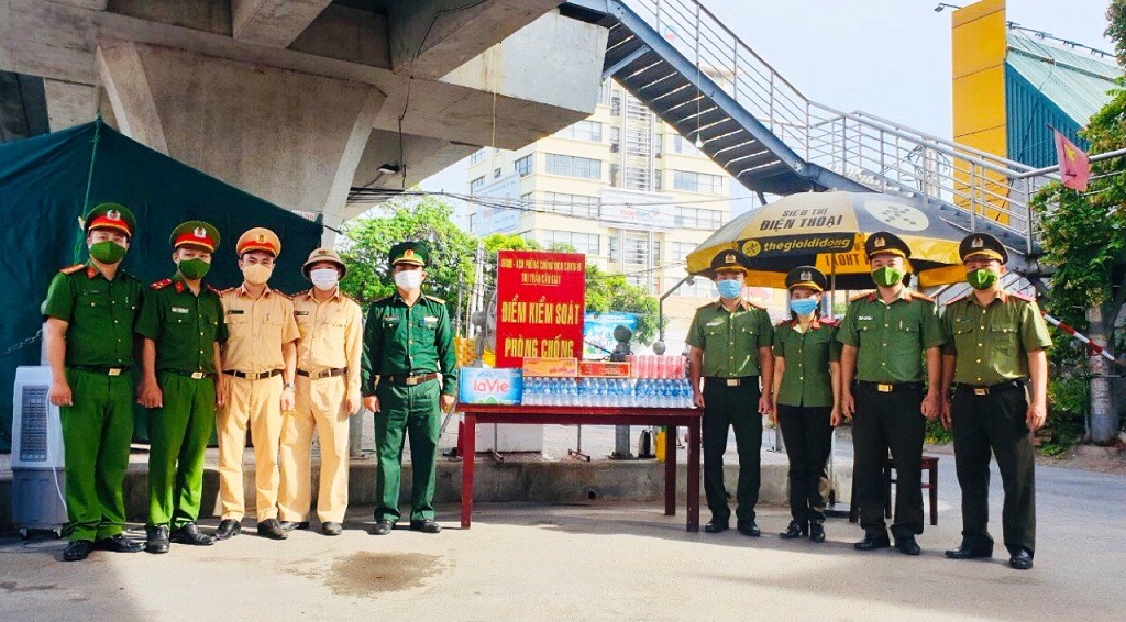 Đoàn công tác tặng quà cán bộ, chiến sĩ thực hiện nhiệm vụ đảm bảo an ninh trật tự tại chốt kiểm soát phòng chống dịch Covid-19