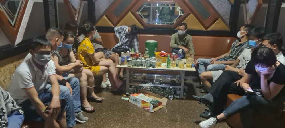 Nhóm người hát karaoke trong quán