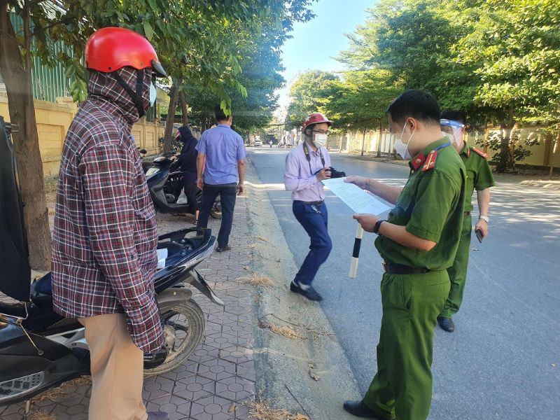 Cán bộ Công an kiểm tra một trường hợp ra đường sáng 18/8/2021
