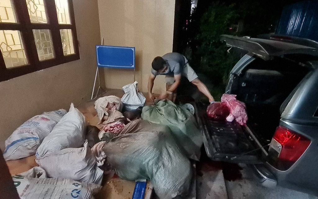 Trạm Cảnh sát giao thông Diễn Châu thu giữ các sản phẩm động vật không rõ nguồn gốc
