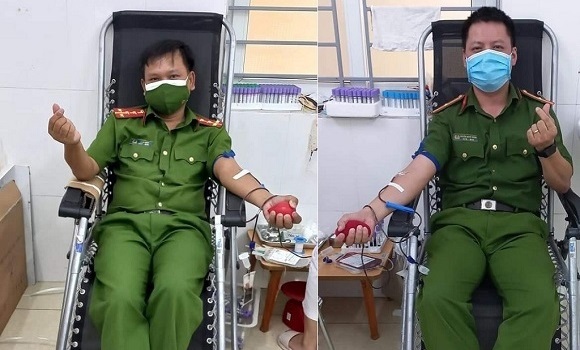 02 cán bộ Câu lạc bộ “Ngân hàng máu sống” hiến máu cứu cháu bé qua cơn nguy kịch