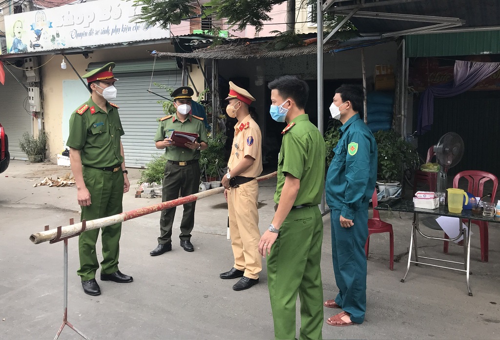 Đại tá Cao Minh Huyền, Phó Giám đốc Công an tỉnh kiểm tra tại chốt kiểm soát trên địa bàn xã Nghi Xuân, huyện Nghi Lộc