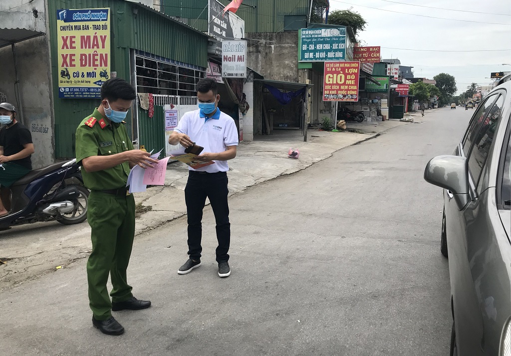 Lực lượng Công an kiểm tra các giấy tờ đối với chủ các phương tiện khi qua chốt kiểm soát