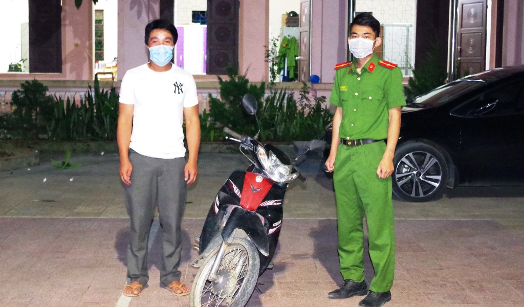 Công an huyện Quế Phong trao trả tài sản cho anh Lô Văn Liên