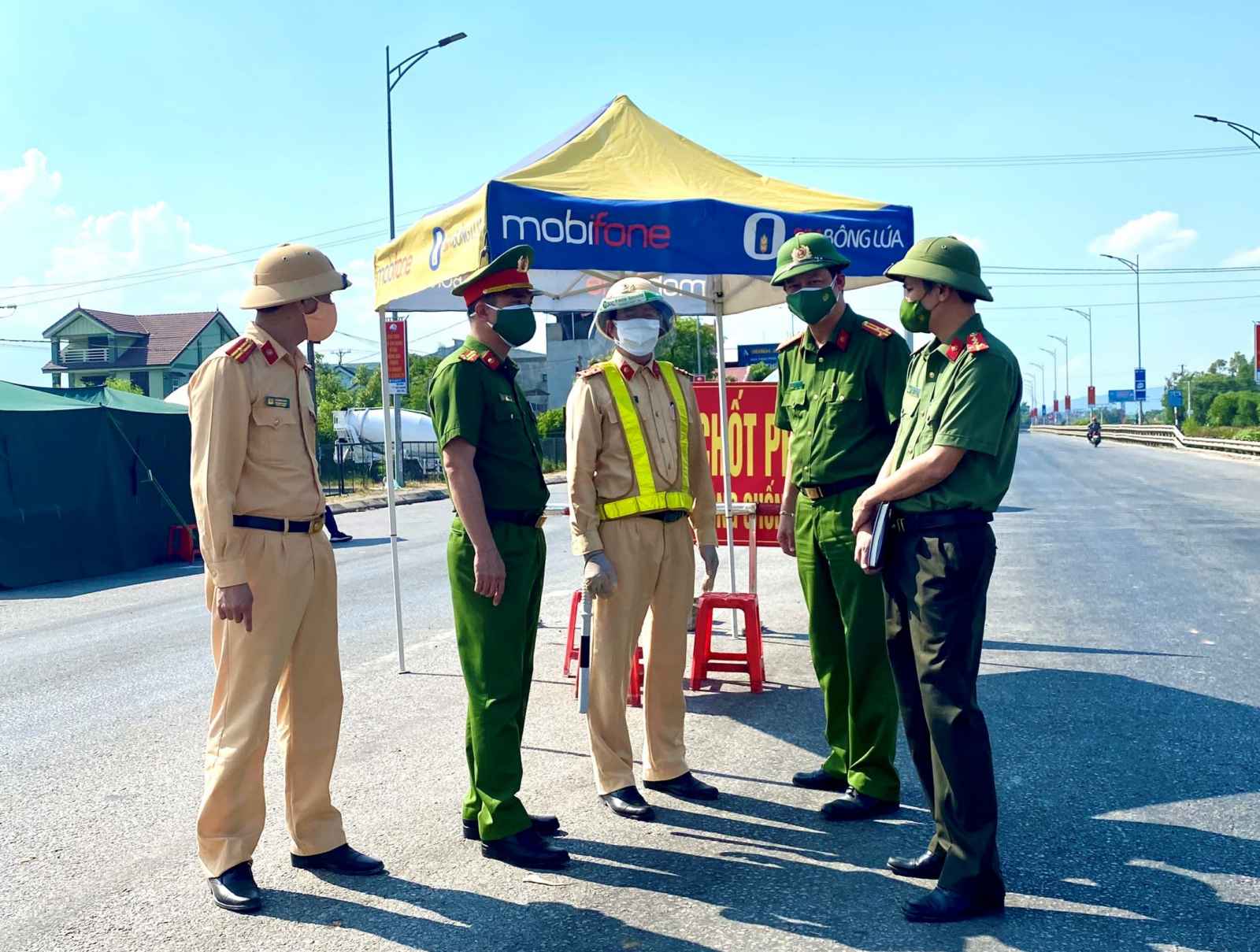 Lãnh đạo Công an thành phố Vinh trao đổi với cán bộ chiến sĩ làm nhiệm vụ trực chốt
