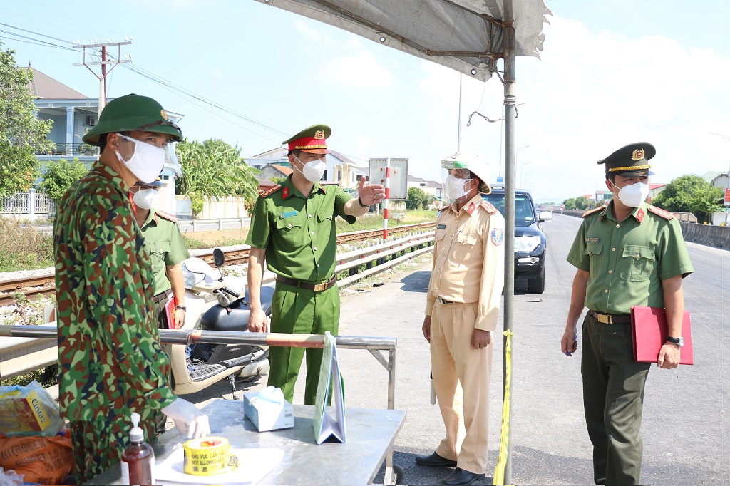 Đại tá Cao Minh Huyền, Phó Giám đốc Công an tỉnh Nghệ An chỉ đạo kiểm tra, kiểm soát chặt chẽ tình trạng lợi dụng giấy xác nhận đi đường