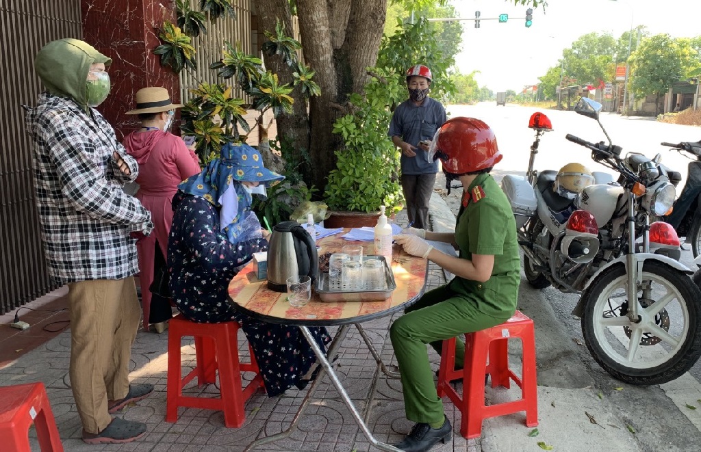 Làm việc với lực lượng chức năng, tài xế không xuất trình được giấy tờ hợp pháp liên quan đến số nội tạng nói trên
