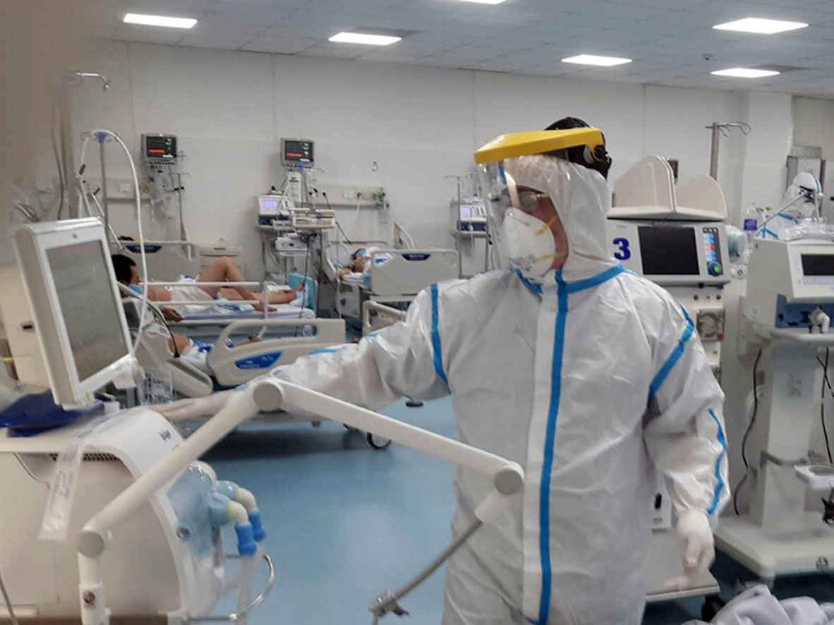 Bác sĩ kiểm tra thông số máy thở của bệnh nhân COVID-19 tại cơ sở điều trị Bệnh viện Vũng Tàu.