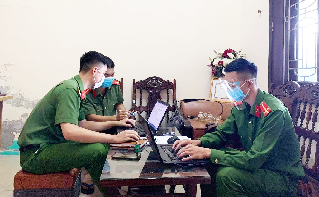 Cán bộ, chiến sỹ Công an thị xã Cửa Lò thực hiện công tác truy vết Covid-19