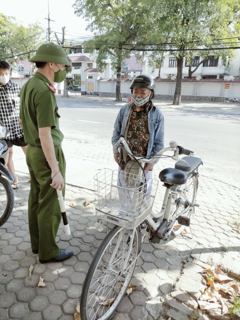 Ông Linh giải thích nguyên nhân ra đường với cán bộ trực chốt
