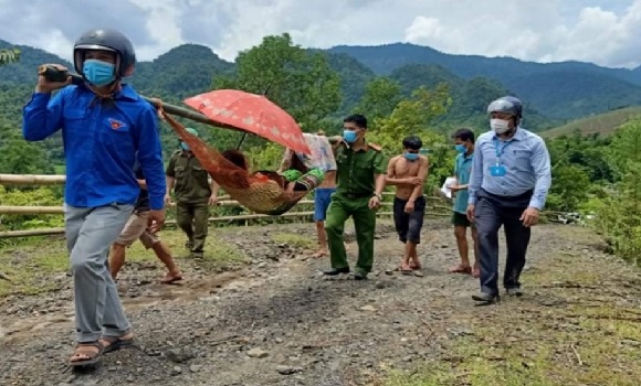 Sau khi sơ cứu thành công, đoàn đã dùng võng đưa chị Lưu về nhà