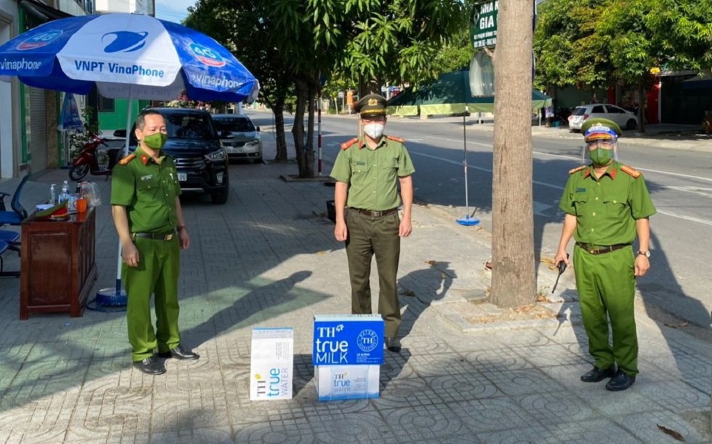 Tặng quà cho lực lượng làm nhiệm vụ tại chốt kiểm soát ngã tư Lê Nin - Phạm Đình Toái