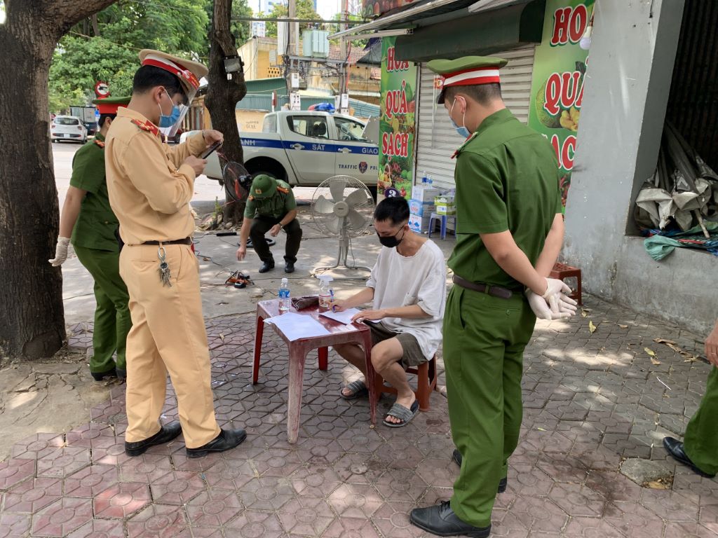 Tổ tuần tra cơ động Công an thành phố Vinh tiếp nhận và xử lí theo quy định