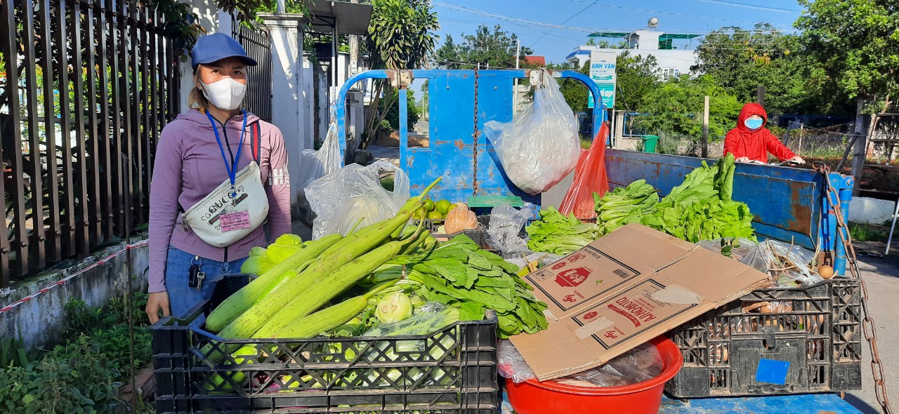 Tổ đi chợ hộ phường Mỹ Xuân đi chợ mua thực phẩm giúp dân.