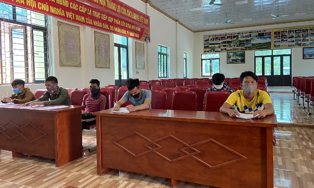 Giải trình với lực lượng chức năng, 07 công dân cho biết, do ở nhà buồn cho nên đi câu cá giải trí
