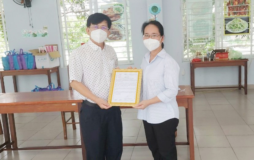 BS Nguyễn Văn Hương, Giám đốc Bệnh viện Bà Rịa trao Thư cảm ơn cho tình nguyện viên Công giáo đã đồng hành cùng các y, bác sĩ ở tuyến đầu chống dịch.