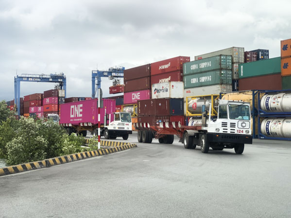 Xe container vào nhận hàng tại Cảng TCIT.