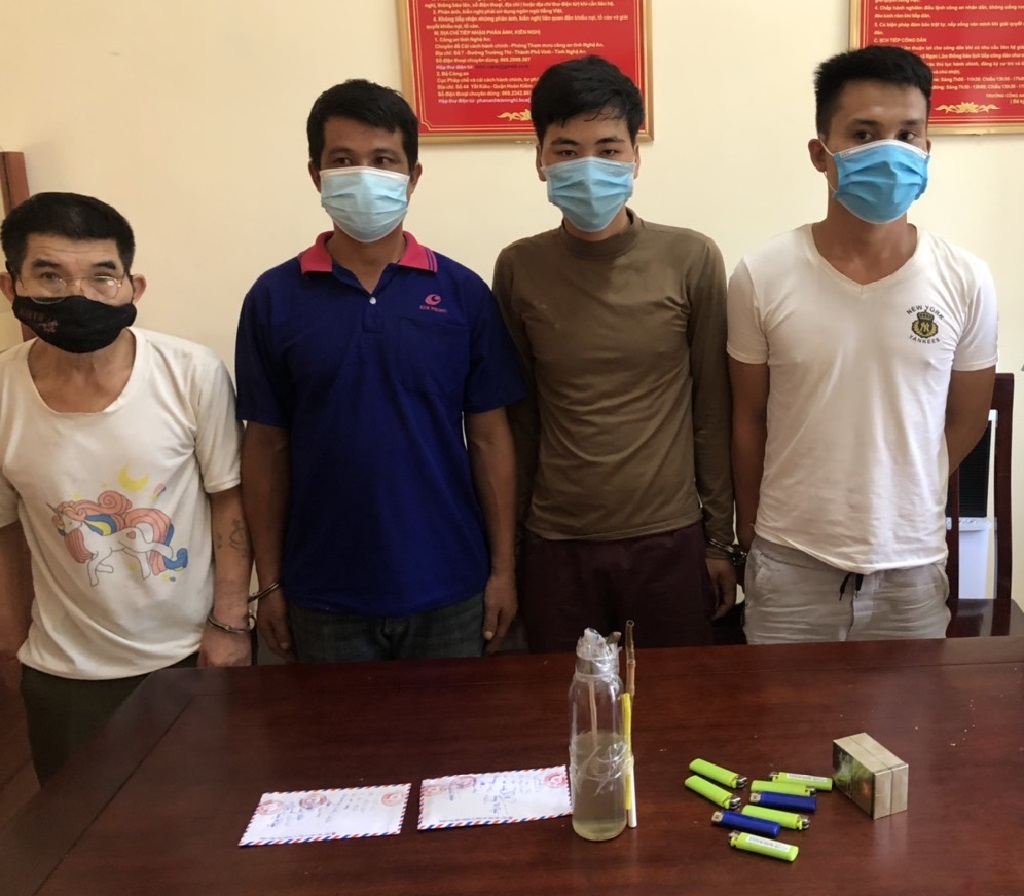Công an xã Ngọc Lâm bắt giữ 04 đối tượng tổ chức sử dụng và sử dụng trái phép chất ma túy