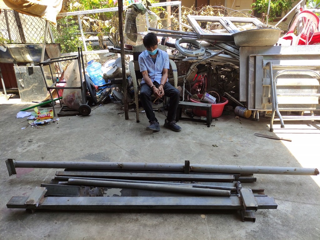 Đối tượng Nguyễn Bá H. cùng tang vật vụ trộm bị bắt giữ