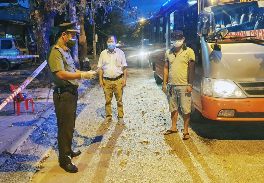 Thượng tá Đặng Viết Mạnh, Ủy viên Ủy ban kiểm tra Đảng ủy Công an tỉnh kiểm tra xe chở công nhân qua điểm chốt số 70 - thành phố Vinh 