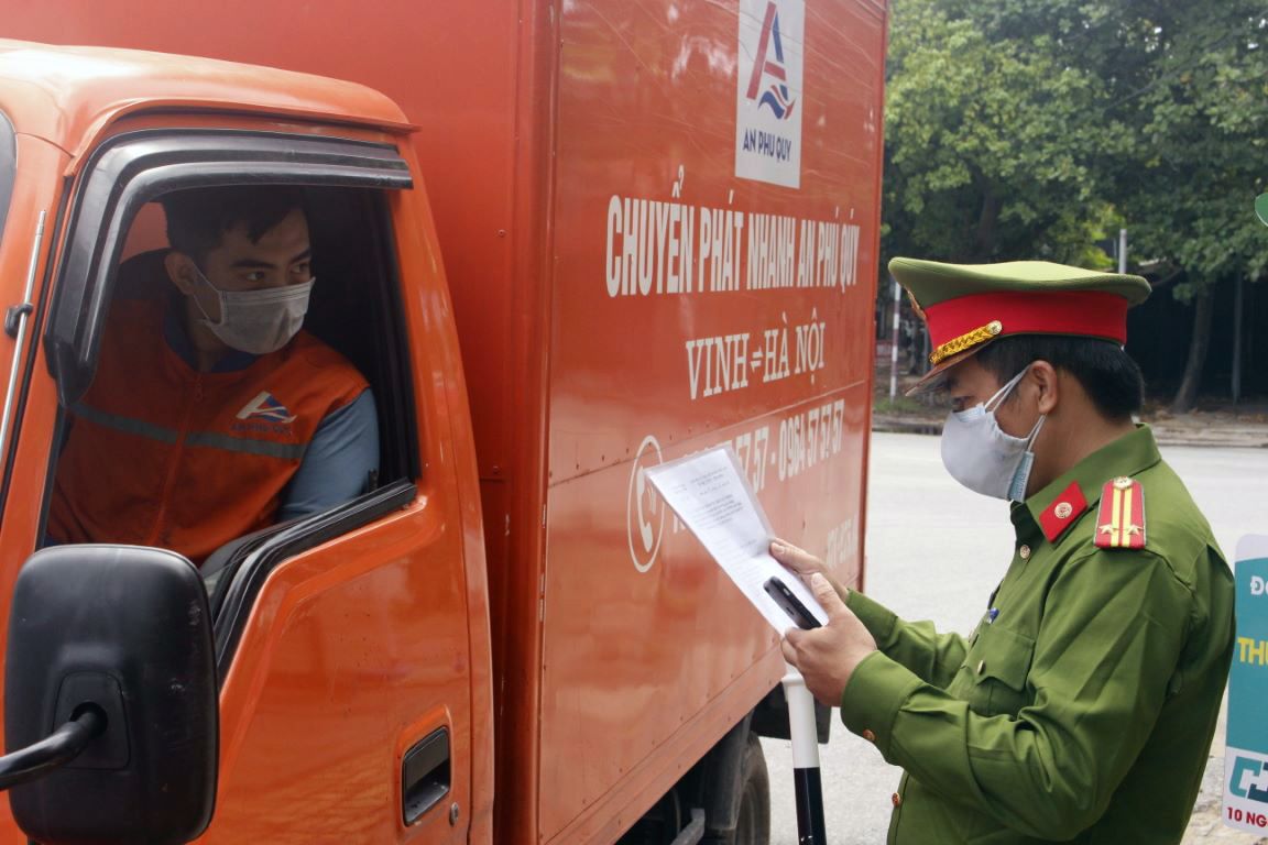 Kiểm tra cẩn thận các xe vận chuyển hàng trong thành phố 