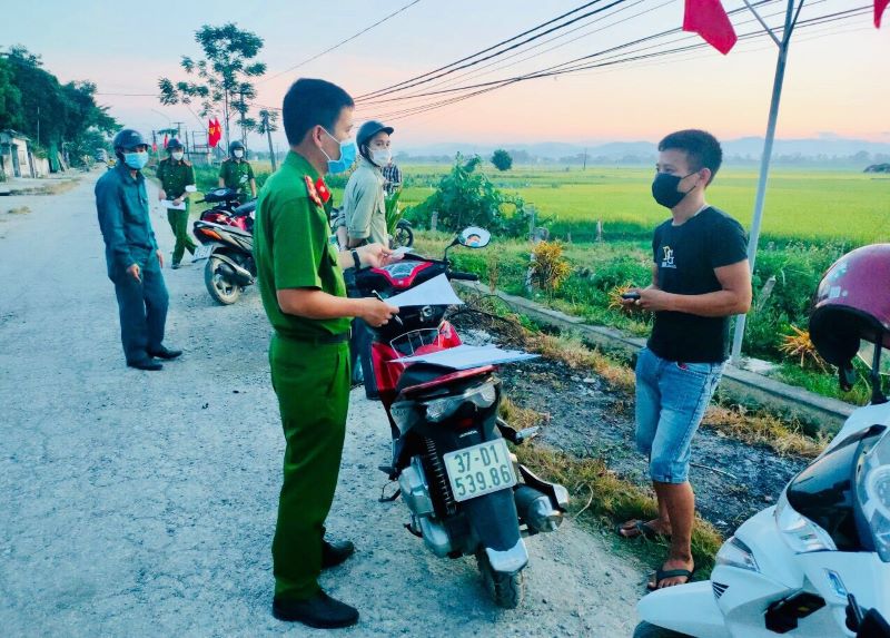 Lực lượng chức năng xử lí một thanh niên vi phạm Chỉ thị 16
