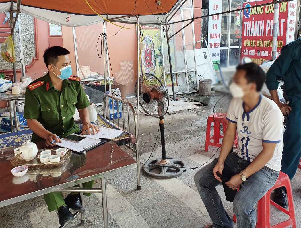 Công an thị xã Hoàng Mai làm việc với anh L.Đ.T.