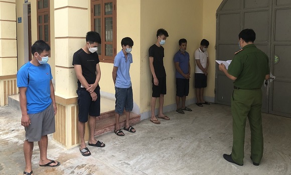 Các đối tượng đánh bạc tại cơ quan Công an