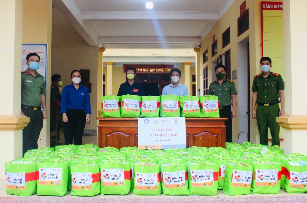 Đoàn trao quà cho chính quyền địa phương