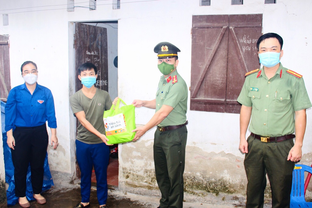 Trao quà cho em Vi Văn Ước, sinh viên Trường Đại học Y khoa Vinh