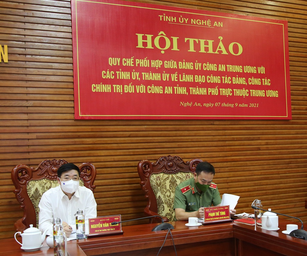 Đồng chí Nguyễn Văn Thông, Phó Bí thư Thường trực Tỉnh ủy và Thiếu tướng Phạm Thế Tùng, Ủy viên Ban Thường vụ Tỉnh ủy, Giám đốc Công an tỉnh chủ trì tại điểm cầu Nghệ  An
