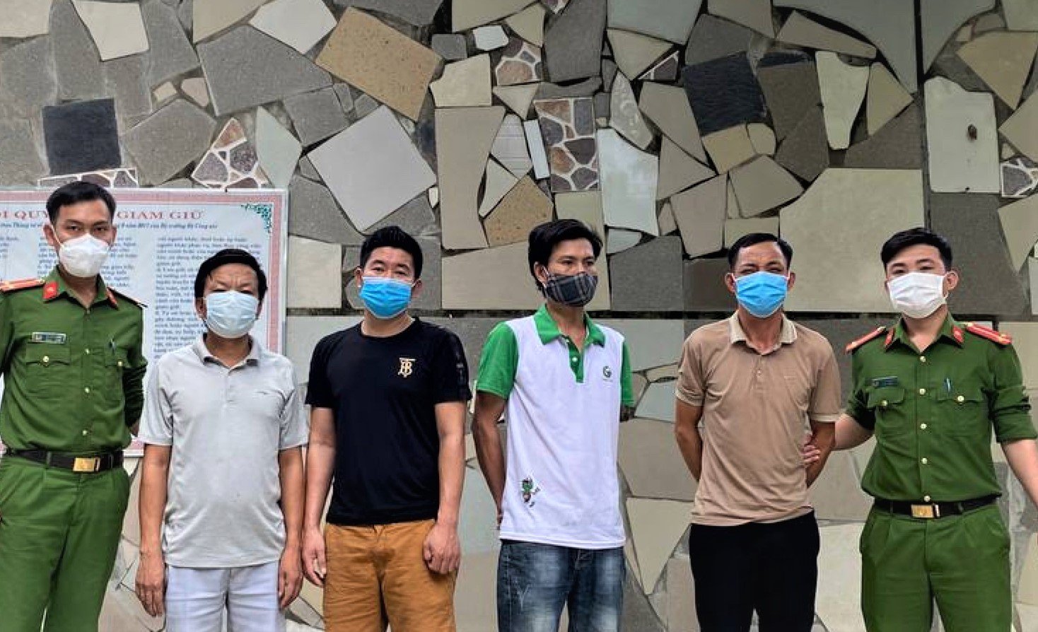Các đối tượng đánh bạc tại Cơ quan Công an