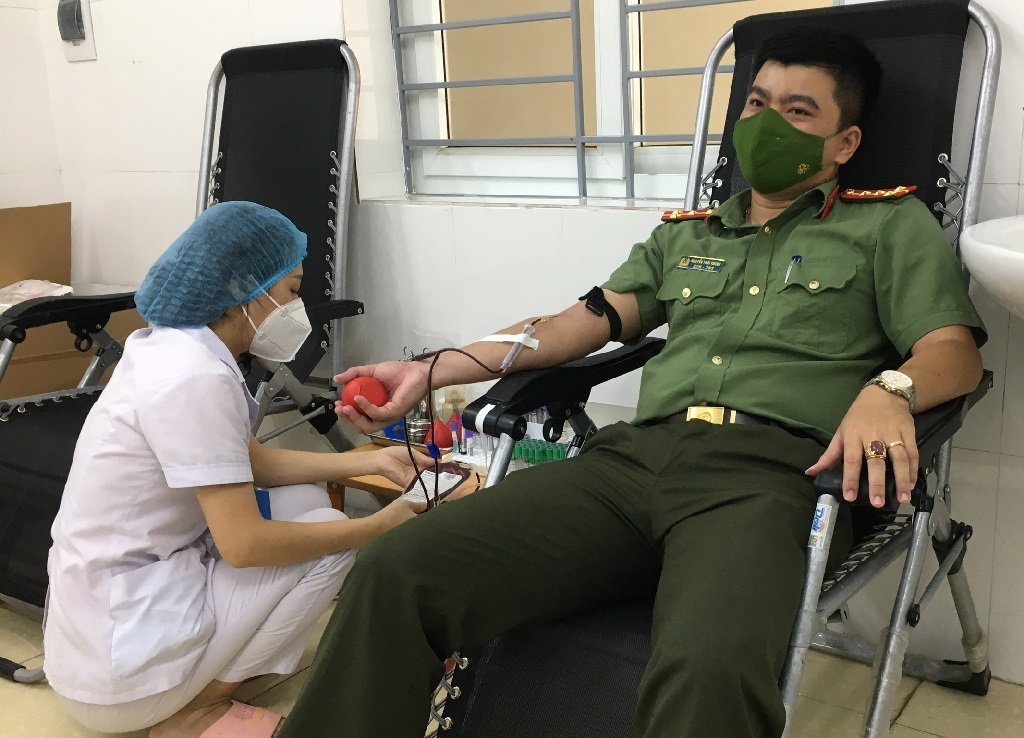 Đại úy Nguyễn Thái Thung hiến máu cứu người bệnh