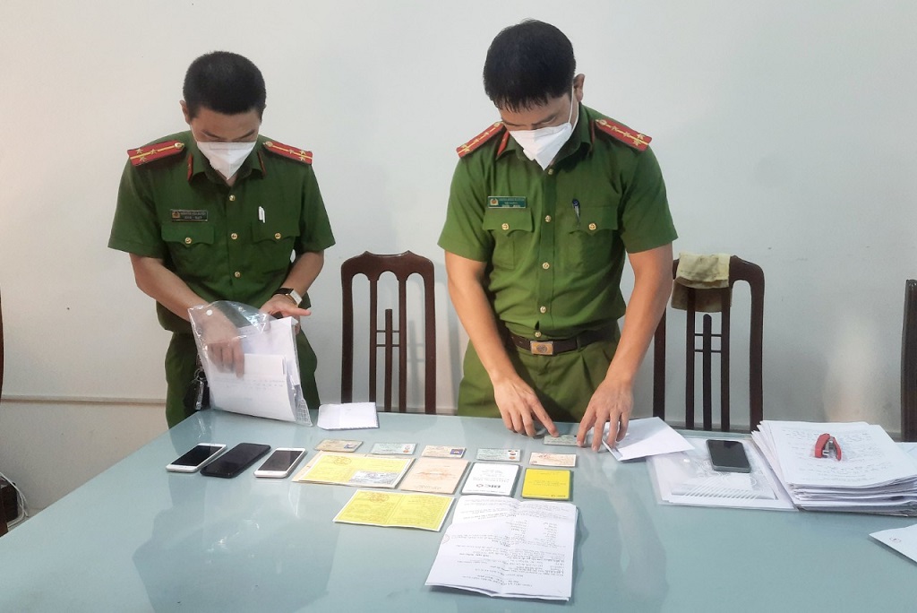 Lực lượng chức năng kiểm tra tang vật thu giữ