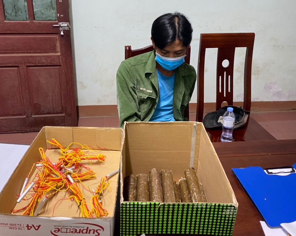 Đối tượng Trương Công Huy cùng tang vật 