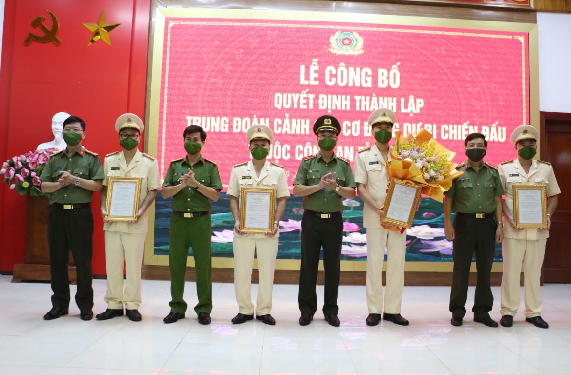 Lãnh đạo Công an tỉnh tặng hoa chúc mừng lãnh đạo, chỉ huy Trung đoàn Cảnh sát cơ động dự bị chiến đấu thuộc Công an tỉnh Nghệ An (ảnh Đức Vũ)