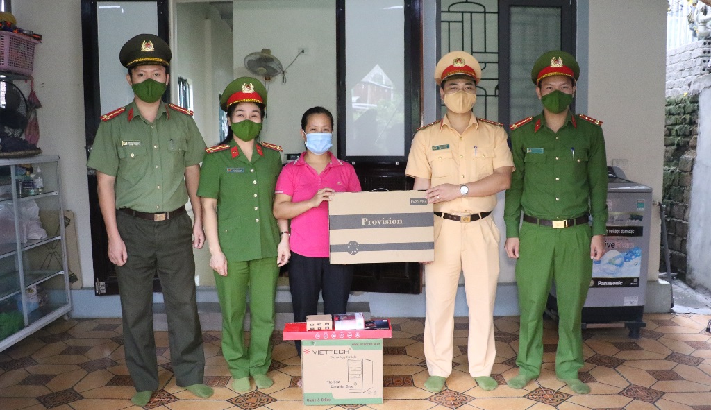 Tại gia đình chị Hoàng Thị Thanh, công nhân viên phục vụ tại Phòng Cảnh sát thi hành án hình sự và hỗ trợ tư pháp Công an tỉnh Nghệ An