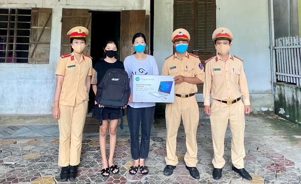 Tại khối 12, phường Cửa Nam, thành phố Vinh, Đoàn thanh niên Đội Cảnh sát giao thông - trật tự, Công an thành phố Vinh trao tặng em Đậu Thị Hoài Thương một máy vi tính xách tay