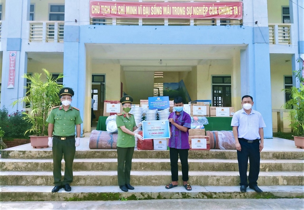 Hỗ trợ đồ dùng học tập cho năm học mới tại Trường PTCS dân tộc bán trú Bảo Thắng, Kỳ Sơn