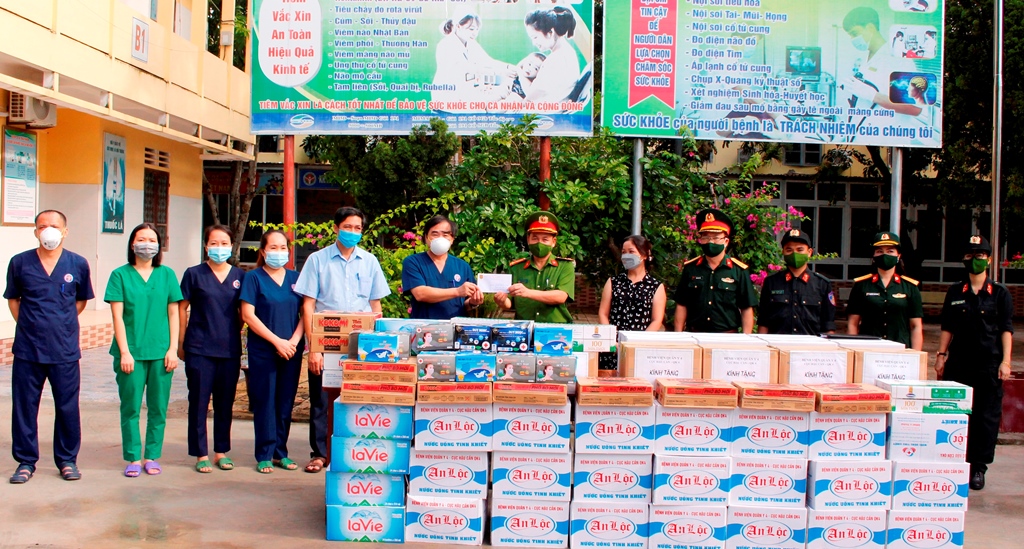 Đoàn công tác tặng quà bệnh viện dã chiến số 1 Nghệ An