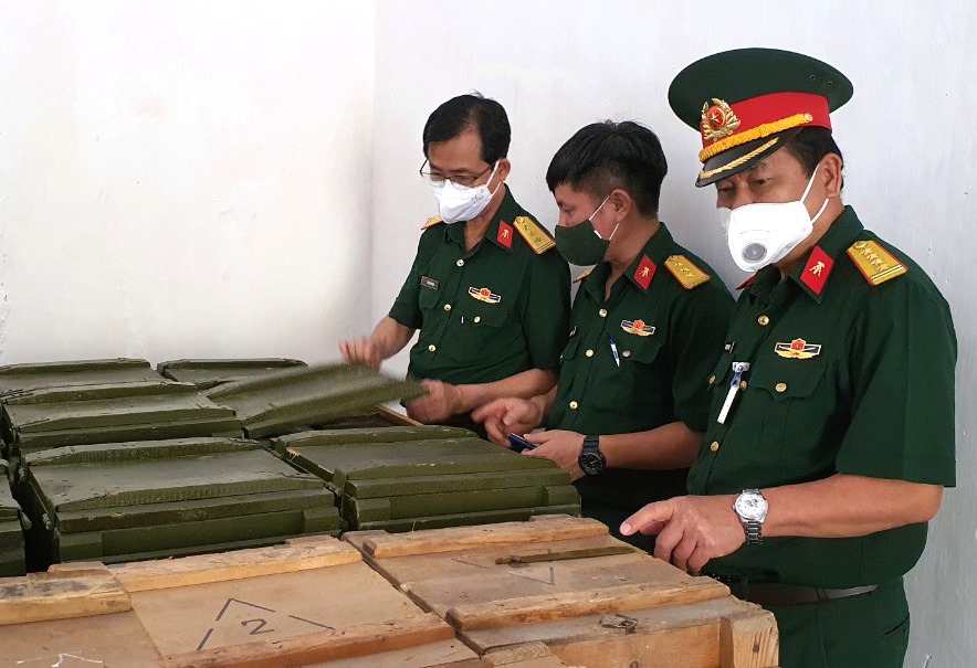 Thiếu tướng Du Trường Giang, Phó Tư lệnh Quân khu 7 (bên phải)  kiểm tra công tác bảo quản vũ khí tại Ban CHQS TP. Bà Rịa.