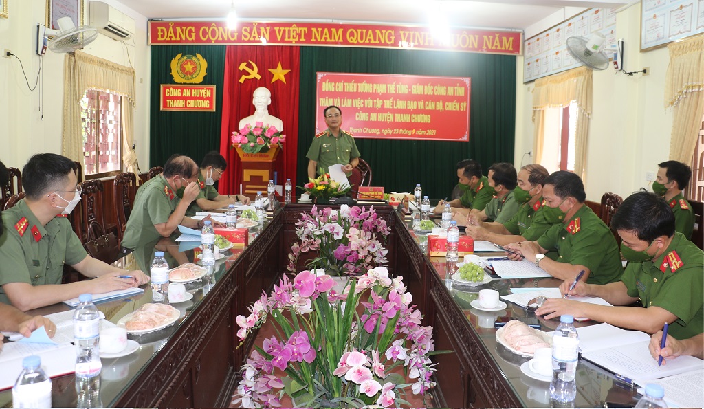 Thiếu tướng Phạm Thế Tùng, Giám đốc Công an tỉnh phát biểu giao nhiệm vụ đối với Công an huyện Thanh Chương
