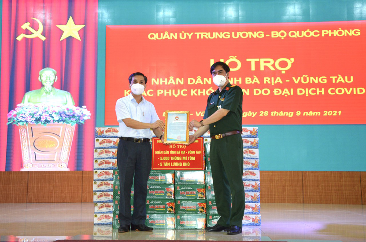 Ông Nguyễn Kế Toại, Phó Chủ tịch UBMTTQVN tỉnh trao Thư cám ơn Quân ủy Trung ương - Bộ Quốc phòng đã hỗ trợ lương thực cho nhân dân BR-VT.