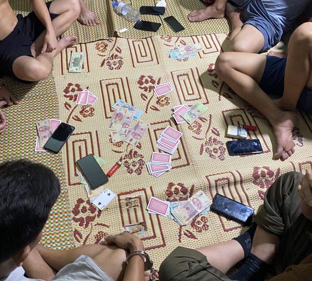 Tang vật thu giữ tại hiện trường: 162,8 triệu đồng, 01 bộ bài tú lơ khơ, 07 điện thoại di động, 02 xe ô tô và các tang vật khác có liên quan