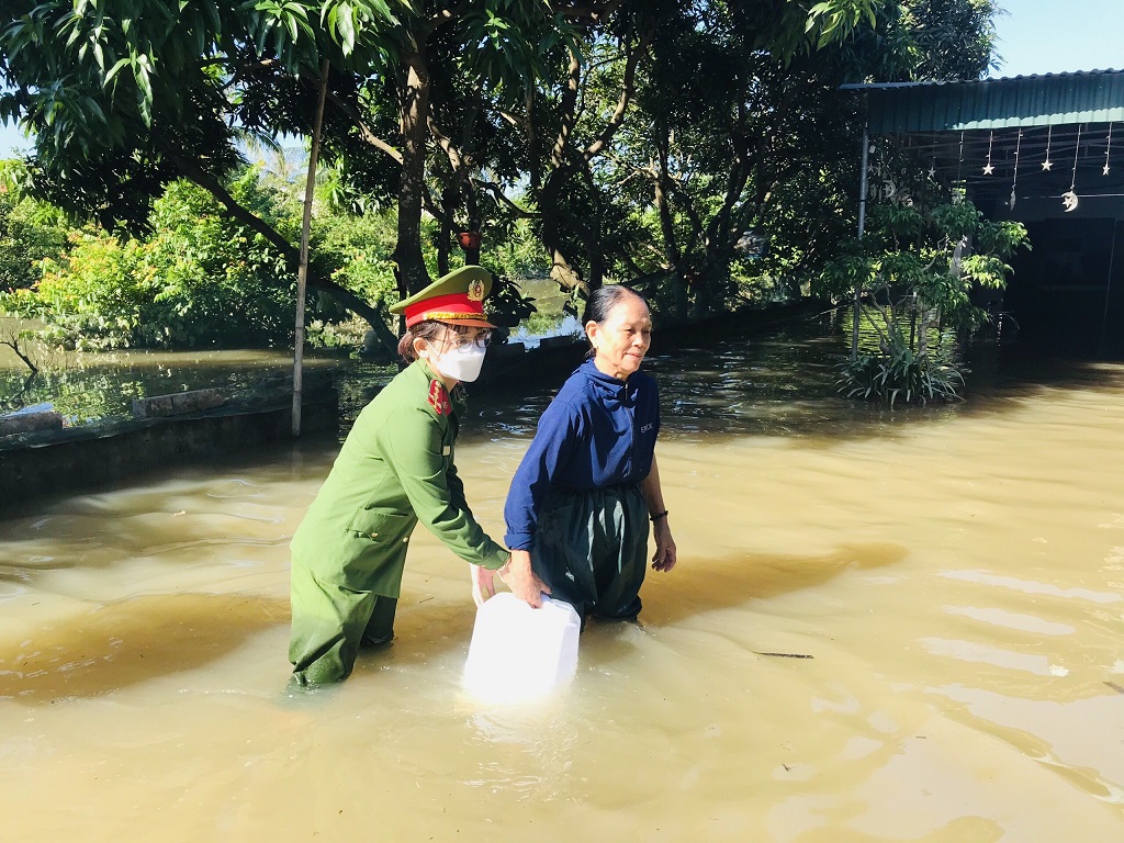 Hỗ trợ nước sạch, nhu yếu phẩm cho các hộ gia đình bị chia cắt trong lũ